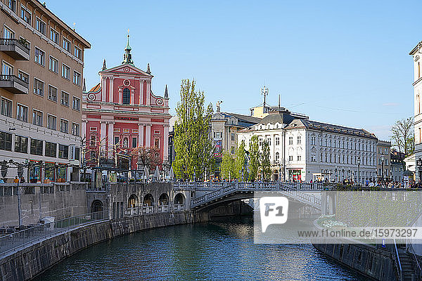 Franziskanerkirche der Verkündigung  Tromostovje die dreifache Brücke und der Fluss Ljubljanica  Ljubljana  Slowenien  Europa