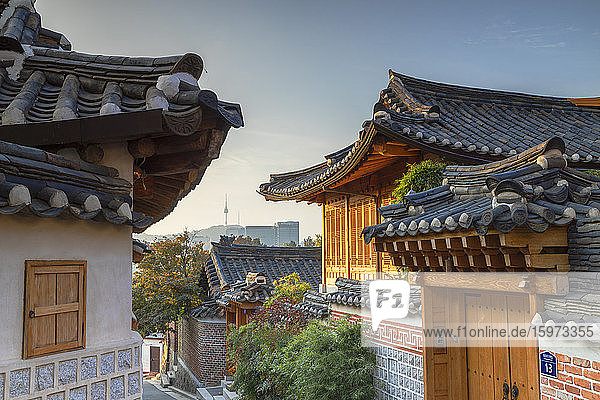 Traditionelle Häuser im Dorf Bukchon Hanok bei Sonnenaufgang  Seoul  Südkorea  Asien