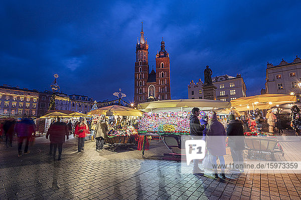Weihnachtsstände bei Nacht mit der Marienbasilika  Marktplatz  UNESCO-Weltkulturerbe  Krakau  Polen  Europa