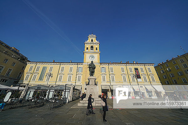 Gouverneurspalast und Giuseppe-Garibaldi-Denkmal  Parma  Emilia Romagna  Italien  Europa