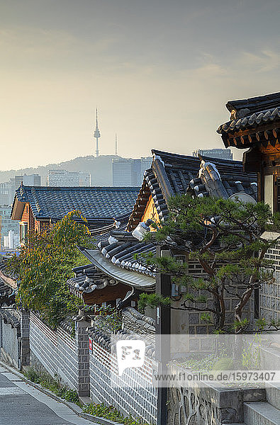 Traditionelle Häuser im Dorf Bukchon Hanok bei Sonnenaufgang  Seoul  Südkorea  Asien