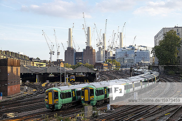 Personenzüge in Richtung London Victoria Station mit Battersea Power Station im Bau  London  England  Vereinigtes Königreich  Europa