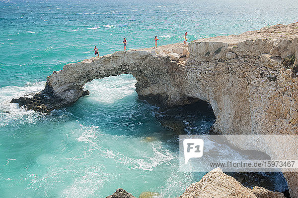 Touristen auf Monachus Monachus Arch Protaras  Zypern  Mittelmeer  Europa