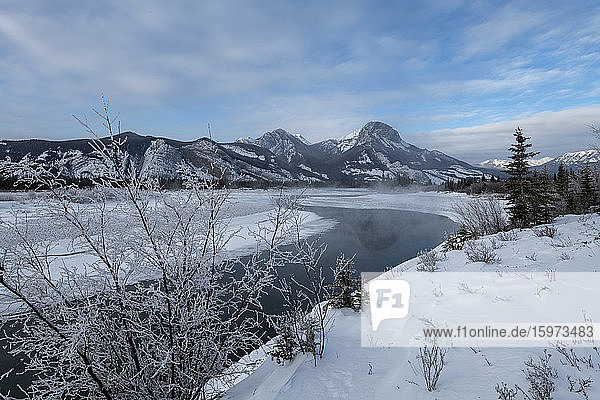 Bow River im Winter  Jasper  Kanadische Rocky Mountains  Alberta  Kanada  Nordamerika