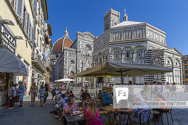 Blick auf das Cafe und das Baptisterium und den Campanile di Giotto  Piazza del Duomo  Florenz (Florenz)  UNESCO-Weltkulturerbe  Toskana  Italien  Europa
