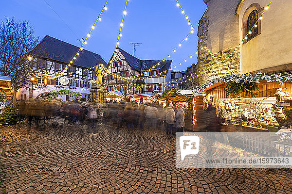 Weihnachtsmarkt auf dem Place du Marche aux Saules  Eguisheim  Elsass  Frankreich  Europa