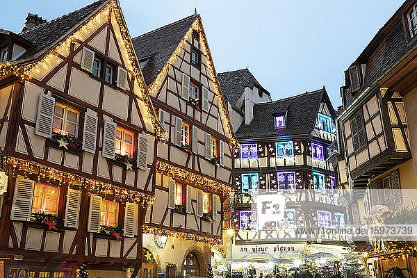 Mit Weihnachtsdekoration beleuchtete alte Fachwerkhäuser entlang der Rue des Marchands  Colmar  Elsass  Frankreich  Europa