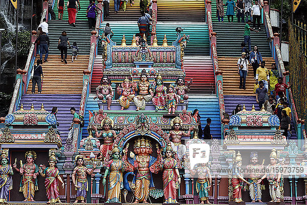 Eingang über die farbenfrohe Treppe des Hindu-Tempels und des Schreins der Batu-Höhlen  Kuala Lumpur  Malaysia  Südostasien  Asien