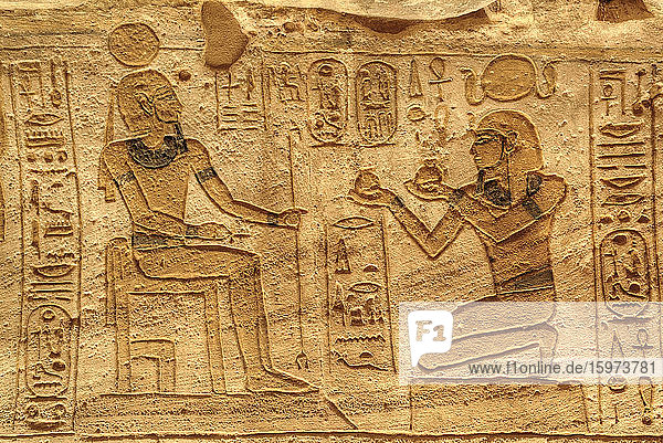 Ramses II. rechts  Versunkenes Relief  Seitliche Kammer  Ramses-II-Tempel  UNESCO-Weltkulturerbe  Abu Simbel  Nubien  Ägypten  Nordafrika  Afrika