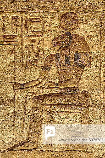 Gott  Sobek  Versunkenes Relief  Seitliche Kammer  Ramses II-Tempel  UNESCO-Weltkulturerbe  Abu Simbel  Nubien  Ägypten  Nordafrika  Afrika