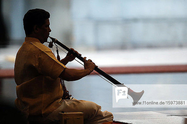 Musiker spielt ein Nadaswaram  ein traditionelles indisches Blasinstrument  Sri Mahamariamman Hindu-Tempel  Kuala Lumpur. Malaysia  Südostasien  Asien