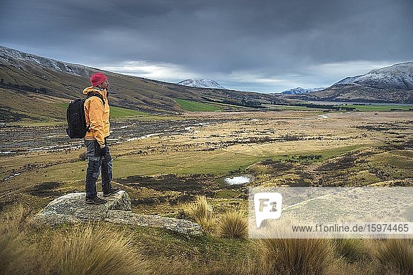 Wanderer männlich  blickt über das Rangitata River Valley  Ashburton Lakes  Ashburton  Canterbury  Neuseeland  Ozeanien