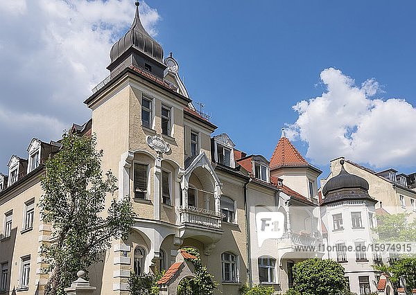 Deutsche Renaissance Gebäude mit Eckturm und Holzlauben-Balkonen  Bothmerstraße  Neuhausen  München  Oberbayern  Bayern  Deutschland  Europa