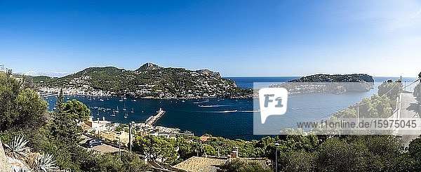 Küste und Naturhafen mit Booten und Fischzucht  Port d'Andratx  Region Andratx  Mallorca  Balearen  Spanien  Europa