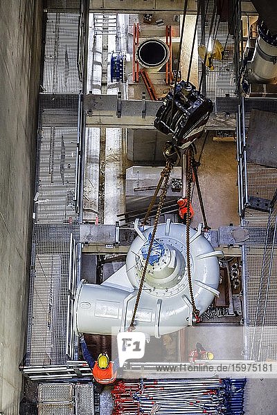Montage der Abwasserpumpen im neuen Pumpwerk Oberhausen Neubau Abwasserkanal Emscher Emscherumbau Oberhausen Ruhrgebiet Nordrhein-Westfalen Deutschland Europa