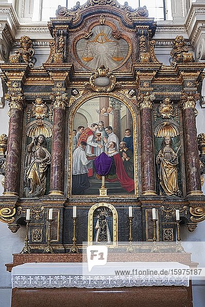 Seitenaltar mit Heiligenfiguren und schwarzer Madonna  neue Pfarrkirche St. Margaret  Sendling  München  Oberbayern  Bayern  Deutschland  Europa