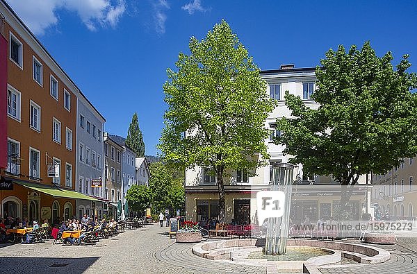 Straßencafe in der Fußgängerzone  Angererbrunnen oder Kristallbrunnen  Bad Reichenhall  Berchtesgadner Land  Oberbayern  Bayern  Deutschland  Europa