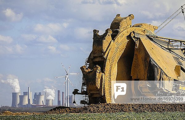 Schaufelradbagger im RWE Braunkohletagebau Garzweiler baggert an der Abrisskante bei Keyenberg hinten ein Windpark und das Braunkohlekraftwerk RWE Kraftwerk Neurath Erkelenz Nordrhein-Westfalen Deutschland Europa