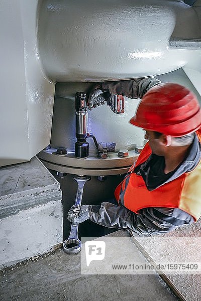 Montage der Abwasserpumpen im neuen Pumpwerk Oberhausen Neubau Abwasserkanal Emscher Emscherumbau Oberhausen Ruhrgebiet Nordrhein-Westfalen Deutschland Europa