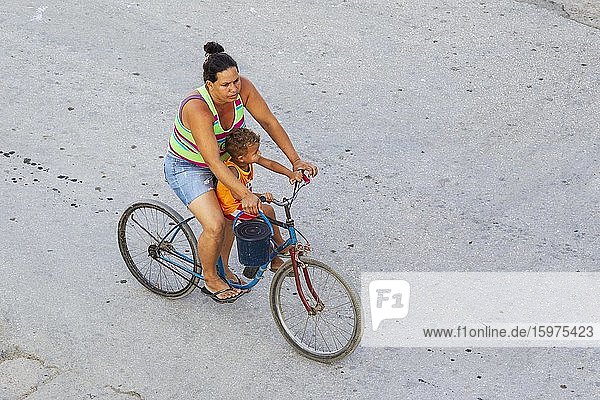 Frau mit Kind auf einem Fahrrad  Niquero  Kuba  Mittelamerika