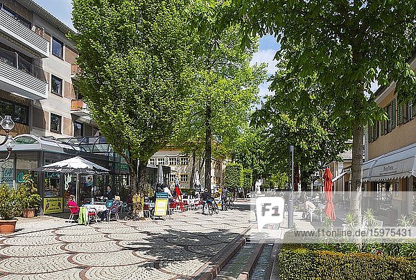 Straßencafe in der Fußgängerzone  Bad Reichenhall  Berchtesgadner Land  Oberbayern  Bayern  Deutschland  Europa
