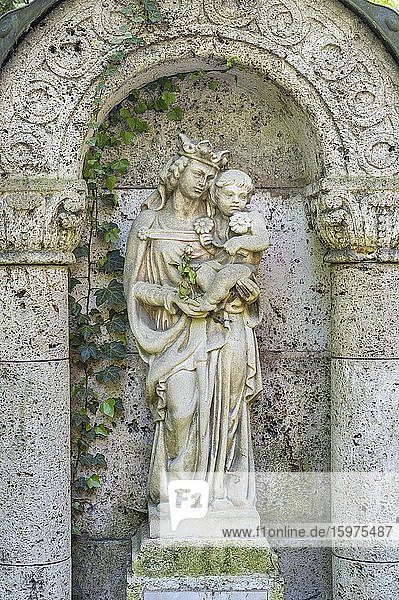 Grabmal mit Marienfigur und Jesuskind  Waldfriedhof  München  Oberbayern  Bayern  Deutschland  Europa