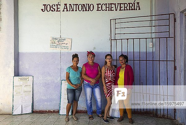 Lehrer an einer ländlichen Grundschule in der Nähe von Manzanillo  Provinz Granma  Kuba  Mittelamerika