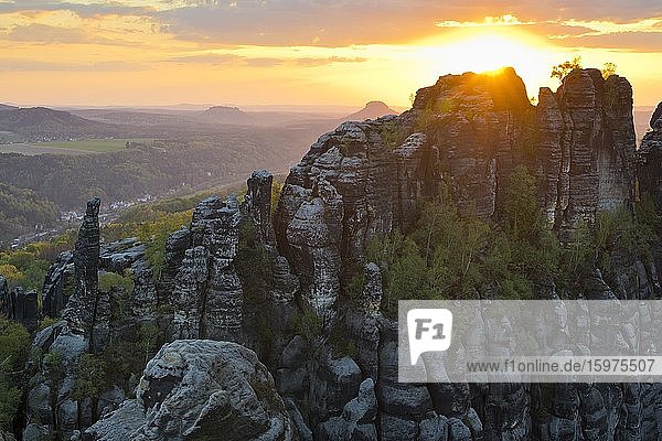Schrammsteine mit Lilienstein und Königstein im Sonnenuntergang  Nationalpark Sächsische Schweiz  Sachsen  Deutschland  Europa