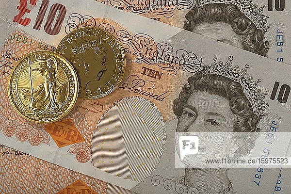 Goldmünzen 1 Unze Britannia Vorderseite und Rückseite Queen Elizabeth II. auf 10 Pfund Sterling Banknote