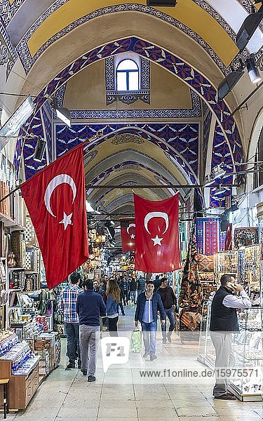 Türkische Flaggen in der Markthalle  Kapali Çarsi  Großer Basar oder Grand Bazaar  Fatih  Istanbul  Türkei  Asien