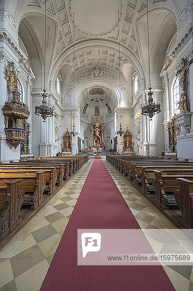 Neue Pfarrkirche St. Margaret  Sendling  Innenraum mit Altarraum  München  Oberbayern  Bayern  Deutschland  Europa