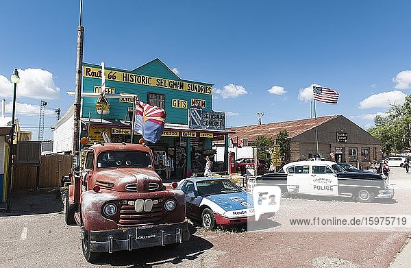 Alte Autos  Oldtimer vor Gemischtwarenladen Seligman Sundries  Historic Route 66  Seligman  Arizona  USA  Nordamerika