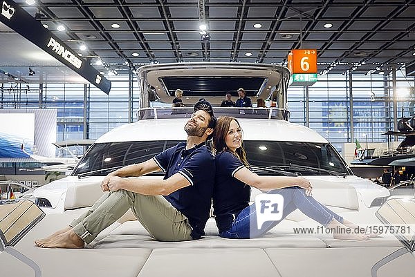 Messe boot Düsseldorf Models posieren auf der englischen Princess Yacht Rose Y85 anlässlich eines Pressetermins Düsseldorf Nordrhein-Westfalen Deutschland Europa