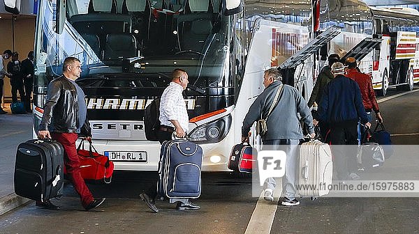 Rumänische Erntehelfer landen mit Sondermaschinen am Flughafen Düsseldorf und fahren mit Bussen weiter zu den Bauernhöfen  Düsseldorf  Nordrhein-Westfalen  Deutschland  Europa