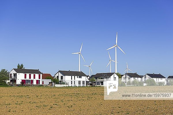 FOTOMONTAGE  Neubausiedlung mit Windrädern  Windkraftanlage  Baden-Württemberg  Deutschland  Europa