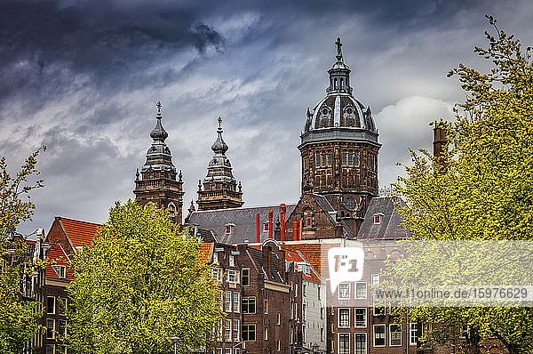 Niederlande  Nordholland  Amsterdam  Altstadthäuser vor der Basilika St. Nikolaus