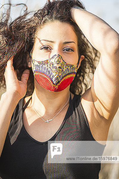Porträt einer jungen Frau mit Schutzmaske