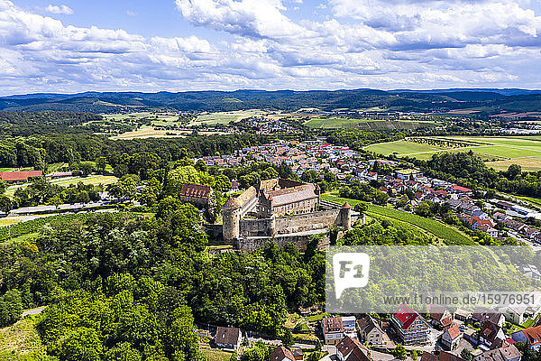 Deutschland  Baden-Württemberg  Untergruppenbach  Blick aus dem Hubschrauber auf die Burg Stettenfels und die umliegende Stadt im Sommer