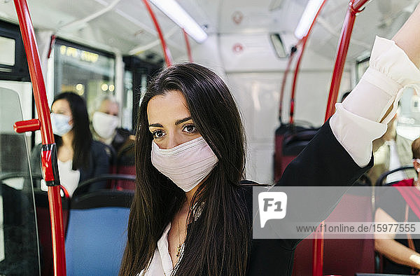 Porträt einer jungen Frau mit Schutzmaske in einem öffentlichen Bus  Spanien