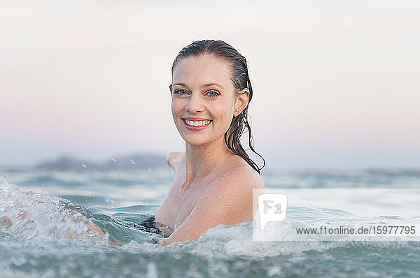 Porträt einer glücklichen Frau beim Baden im Meer  Sardinien  Italien
