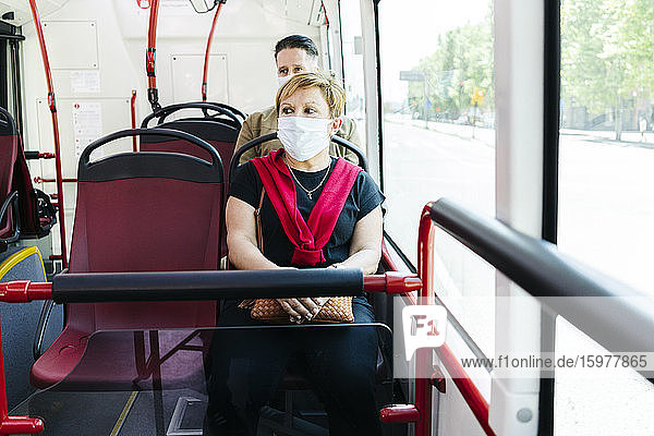 Porträt einer reifen Frau mit Schutzmaske in einem öffentlichen Bus  Spanien