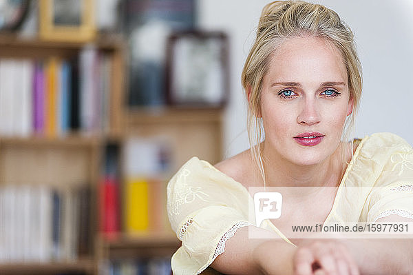 Porträt einer blonden jungen Frau mit blauen Augen