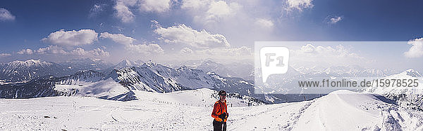 Glücklicher männlicher Wanderer auf einem schneebedeckten Berg im Skiurlaub in Achenkirch  Tirol  Österreich