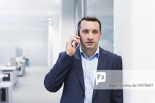 Geschäftsmann beim Telefonieren im Büro