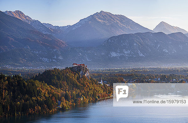 Slowenien  Oberkrain  Bled  Burg Bled mit Blick auf die Stadt am See bei nebligem Morgengrauen