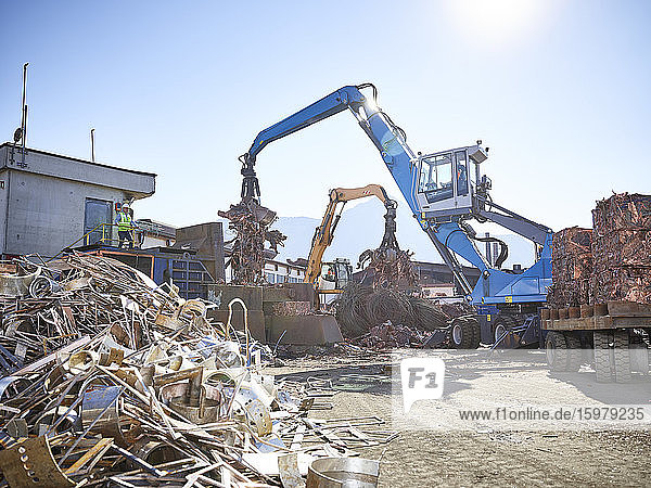 Österreich  Tirol  Brixlegg  Metallschrott wird auf dem Schrottplatz recycelt