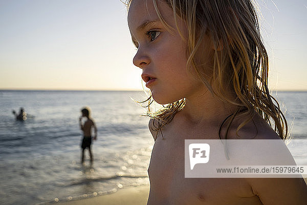 Porträt eines ernsten kleinen Mädchens am Strand bei Sonnenuntergang  Willemstad  Curacao