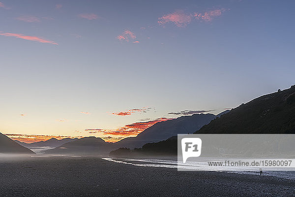 Neuseeland  Waimakariri River in der nebligen Morgendämmerung