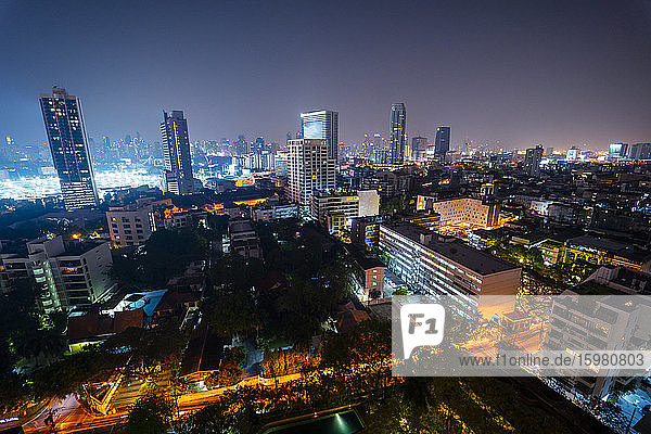 Thailand  Bangkok  Beleuchtete Stadt in der Innenstadt bei Nacht