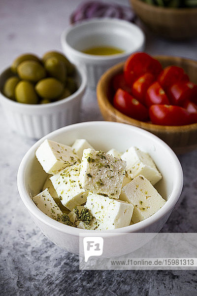 Schalen mit frischen Zutaten für griechischen Salat